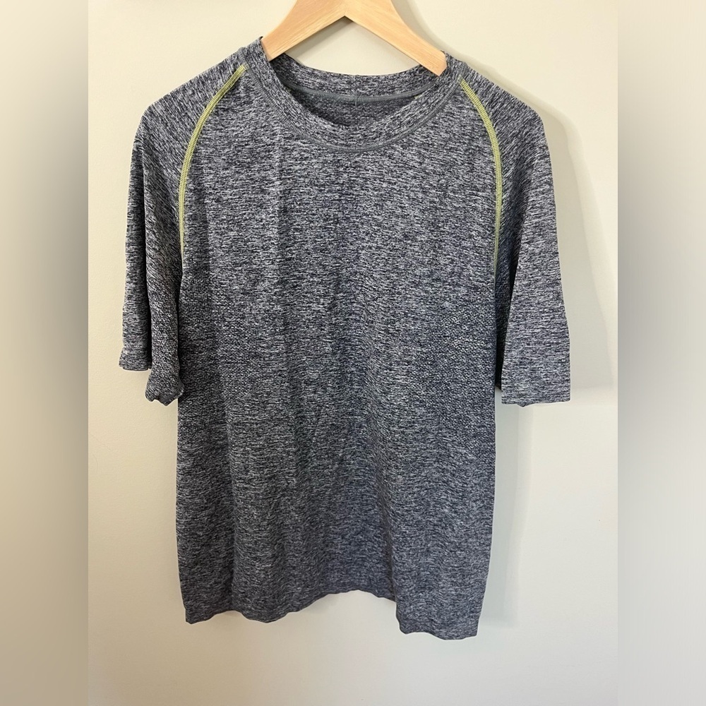 Lululemon Men Performance Tshirt Size XL Gray